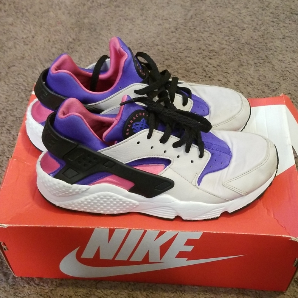 MEN NIKE HURACHES SIZE 10